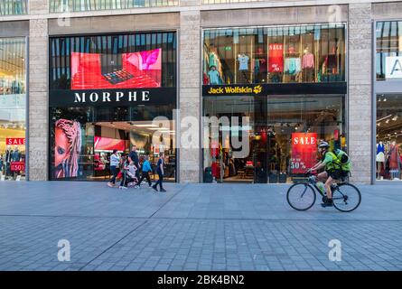 Liverpool, Royaume-Uni - 18 juillet 2019: Les gens se promènent sur Paradise Street autour du quartier commerçant de Liverpool ONE à Liverpool comme un passage cycliste Banque D'Images