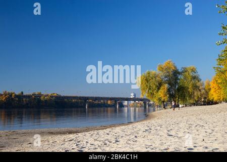 Vue sur la plage bereznyaky en automne ensoleillé, Kiev Banque D'Images