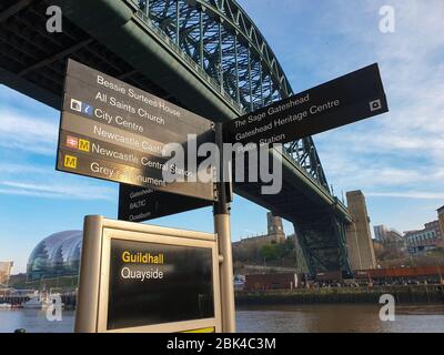 Newcastle, Royaume-Uni - 23 février 2019 : signalisation sur la rue sous le pont Tyne à Newcastle Gateshead Quayside Banque D'Images