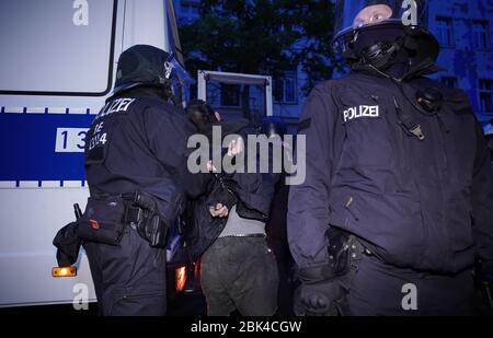 Berlin, Allemagne. 01 mai 2020. Les flics prennent un démonstrateur. En raison de la crise de Corona et des restrictions de contact, une manifestation a été demandée par Internet à Oranienstraße. La protestation est censée remplacer la "démonstration du jour de mai révolutionnaire" habituelle contre le capitalisme. Crédit: Michael Kappeler/dpa/Alay Live News Banque D'Images