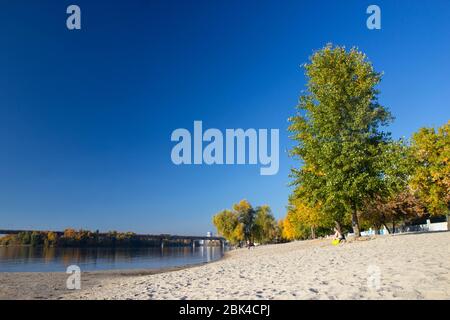 Vue sur la plage bereznyaky en automne ensoleillé, Kiev Banque D'Images