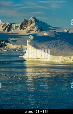 Vue sur les montagnes de Hope Bay, à la pointe de la péninsule antarctique, depuis la baie antarctique, avec iceberg au premier plan Banque D'Images