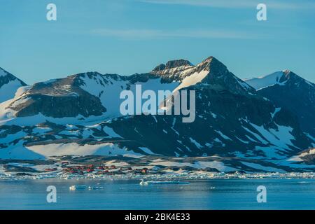 Vue de Hope Bay sur la pointe de la péninsule antarctique depuis la baie antarctique avec la station Argentine Esperanza Banque D'Images