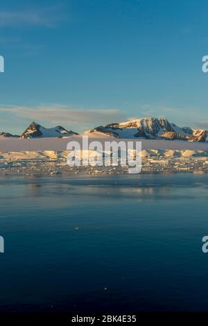 Vue sur les montagnes de Hope Bay, à l'extrémité de la péninsule antarctique, depuis la baie antarctique, avec icebergs et flotteurs de glace au premier plan Banque D'Images