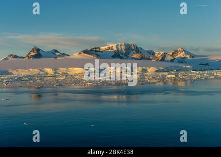 Vue sur les montagnes de Hope Bay, à l'extrémité de la péninsule antarctique, depuis la baie antarctique, avec icebergs et flotteurs de glace au premier plan Banque D'Images