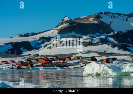 Vue de Hope Bay sur la pointe de la péninsule antarctique depuis la baie antarctique avec la station Argentine Esperanza Banque D'Images