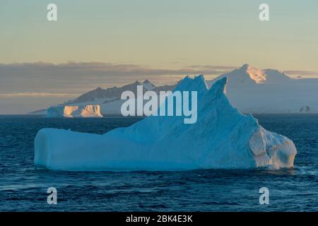 Vue des icebergs en soirée, la lumière s'est dévier dans le détroit de l'Antarctique près de Hope Bay, à l'extrémité de la péninsule antarctique Banque D'Images