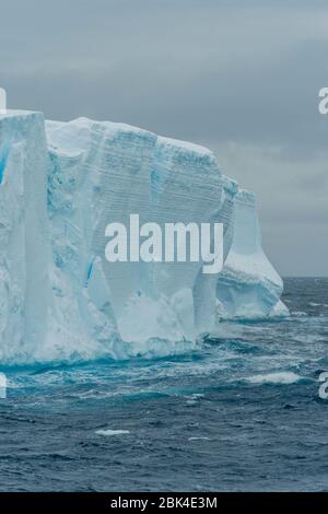 Vue de l'iceberg tabulaire dans le détroit de l'Antarctique près de Hope Bay, à la pointe de la péninsule antarctique Banque D'Images