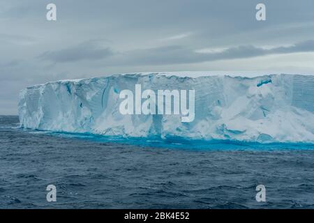 Vue de l'iceberg tabulaire dans le détroit de l'Antarctique près de Hope Bay, à la pointe de la péninsule antarctique Banque D'Images