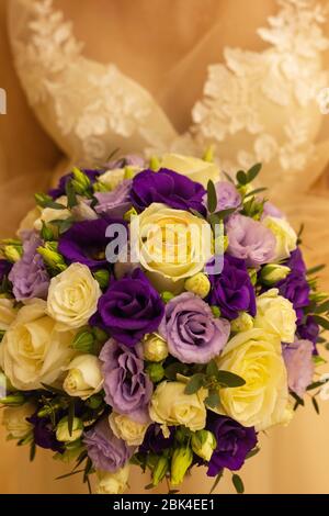 Gros plan sur un cadre court, la mariée dans une robe blanche tient son bouquet de pivoines de mariage, montrant des fleurs à l'appareil photo. Jour de mariage, bouquet Banque D'Images