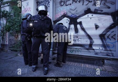 Berlin, Allemagne. 01 mai 2020. Les flics sont en possession d'un démonstrateur. En raison de la crise de Corona et des restrictions de contact, une manifestation a été demandée par Internet à Oranienstraße. La protestation est censée remplacer la "démonstration du jour de mai révolutionnaire" habituelle contre le capitalisme. Crédit: Michael Kappeler/dpa/Alay Live News Banque D'Images