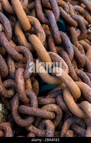 Énorme pile de chaînes rouillées à la station de chasse à la baleine norvégienne de Grytviken, sur l'île de Géorgie du Sud, dans la sous-Antarctique. Banque D'Images