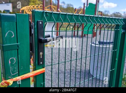 Porte fermée de l'aire de jeux pour enfants en raison du virus Banque D'Images