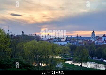 Panorama de la ville de Vilnius pendant le coucher du soleil par une journée nuageux Banque D'Images