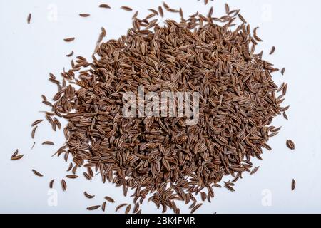 Tas de graines de cumin isolé sur fond blanc Banque D'Images