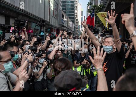 Lee Cheuk-Yan, politicien et social militant de Hong Kong, le long des autres manifestants, font des gestes tout en portant des masques de visage par mesure de précaution contre le virus corona, lors de la manifestation. Défiant l'interdiction de rassemblement qui a suivi la pandémie de 19 ans, les manifestants manifestent contre le gouvernement de Hong Kong et le chef de l'exécutif Carrie Lam, le Labour Day, 1 mai. Banque D'Images