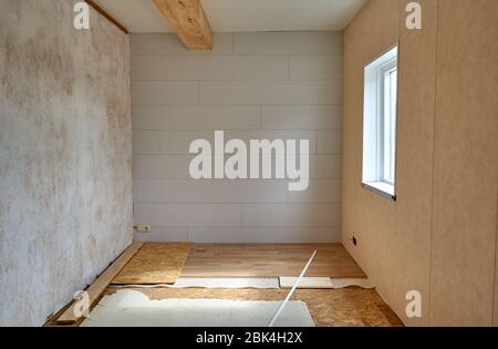 Chambre vide avec parquet en reconstruction Banque D'Images