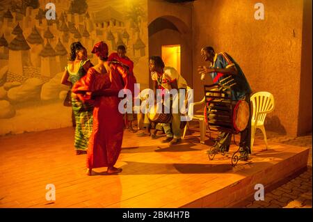 Spectacle de danse traditionnelle de nuit à Mopti au Mali, Afrique de l'Ouest. Banque D'Images