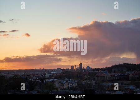 Coucher de soleil sur la ville avec des nuages pluvieux Banque D'Images