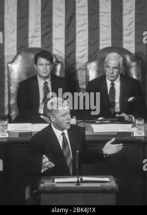 WASHINGTON, DC, USA - 22 SEPTEMBRE 1993: Le Président Bill Clinton parle avant la session conjointe du Congrès sur les soins de santé. Derrière lui se trouvent V-P Al Gore, à gauche, et le Président Tom Foley. Banque D'Images