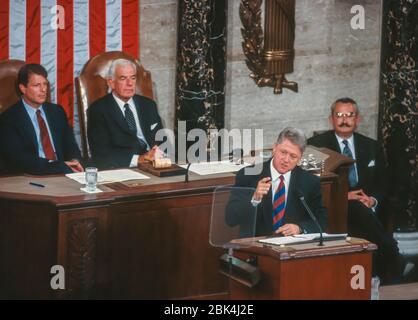 WASHINGTON, DC, USA - 22 SEPTEMBRE 1993: Le Président Bill Clinton parle avant la session conjointe du Congrès sur les soins de santé. Derrière lui se trouvent V-P Al Gore, à gauche, et le Président Tom Foley. Banque D'Images