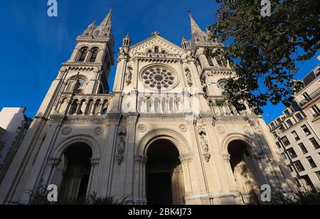 L'église Saint-Ambroise monte en ciel bleu dans la capitale française Paris. Banque D'Images