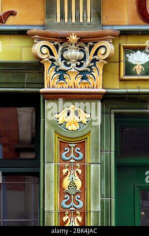 Gros plan sur un pilaster et capitale très ornés, à côté de l'une des entrées du pub Peveril of the Peak dans le centre de Manchester. Banque D'Images