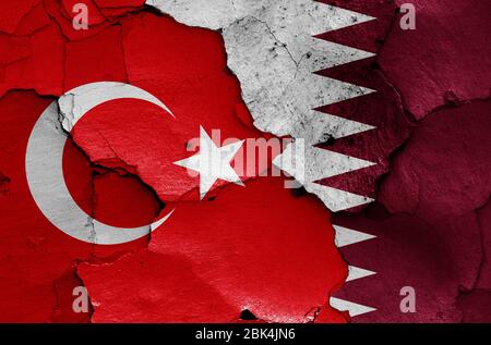 Drapeaux de la Turquie et du Qatar peints sur un mur fissuré Banque D'Images