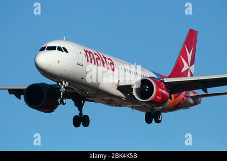 Avion à réaction Airbus A320neo d'Air Malta en vol à l'approche. Vue rapprochée de l'avant mettant l'accent sur la largeur de ses moteurs turbosouffleurs CFM LEAP-1A. Banque D'Images