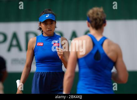 Shuai Zhang de Chine & Samantha Stosur d'Australie jouant des doubles au tournoi de tennis Roland Garros Grand Chelem de 2019 Banque D'Images