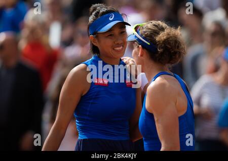 Shuai Zhang de Chine & Samantha Stosur d'Australie jouant des doubles au tournoi de tennis Roland Garros Grand Chelem de 2019 Banque D'Images