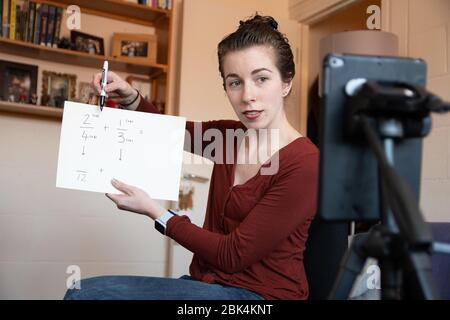 Les enseignants sont forcés d'enseigner des cours scolaires en ligne pratiquement à partir de leur domicile, sous réserve de restrictions liées au coronavirus Banque D'Images