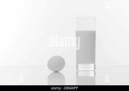 Photo en noir et blanc d'un verre de lait pur et d'oeuf de poulet isolé blanc blanc blanc blanc blanc blanc blanc blanc blanc de l'arrière-plan Banque D'Images