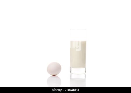 Un verre de lait pur et d'oeuf de poulet isolé blanc blanc blanc de blanc-ob Banque D'Images