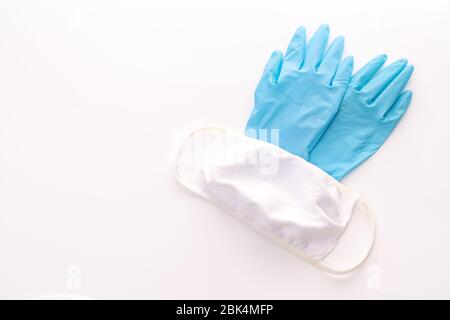 Masque médical et gants bleus isolés sur fond blanc avec copyspace Banque D'Images