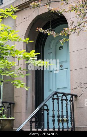 Une pierre à brunir bien entretenue à Murray Hill est dotée d'une porte bleue, New York City, USA Banque D'Images