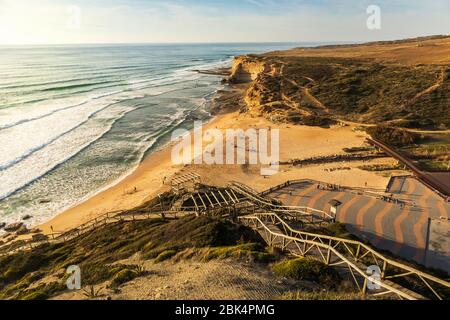 Belle journée ensoleillée d'hiver avec un ciel bleu à Praia de Ribeira d'Ilhas Ericeira, situé à 45 minutes de Lisbonne, connu pour grand voile Banque D'Images