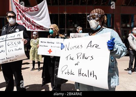 Chicago, États-Unis. 01 mai 2020. Les infirmières contre les protestations protestent contre l'extension de l'ordre de séjour à domicile de l'Illinois à l'extérieur du Thompson Center de Chicago le 1er mai 2020. L'ordre de séjour à domicile modifié par le gouverneur de l'Illinois J.B. Pritzker court jusqu'à la fin du mois de mai pour ralentir la propagation de COVID-19 et exige maintenant que les gens portent un visage couvrant lors de l'entrée dans les entreprises ou lorsque la distanciation sociale dans les lieux publics n'est pas possible. (Photo de Max Herman/Sipa USA) crédit: SIPA USA/Alay Live News Banque D'Images