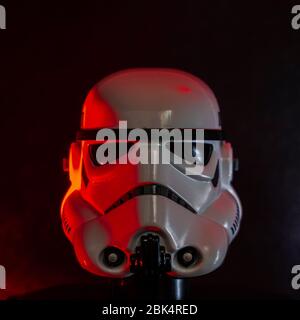 Stormtrooper Helmet gros plan sur le fond noir de Star Wars Banque D'Images