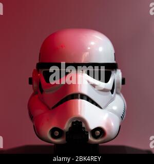 Stormtrooper Helmet gros plan sur le fond blanc de Star Wars Banque D'Images