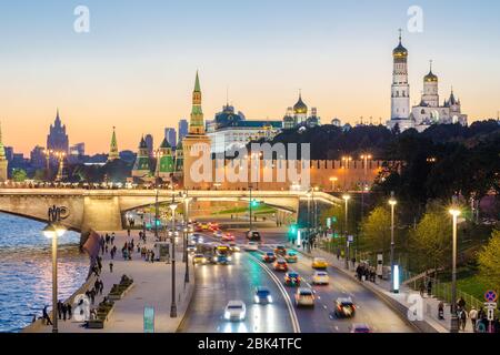 Vue nocturne du Kremlin de Moscou depuis le parc Zaryadye, Russie Banque D'Images