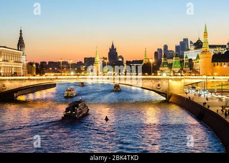 Vue nocturne du Kremlin de Moscou depuis le parc Zaryadye, Russie Banque D'Images