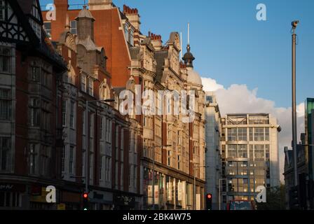 Postmoderniste 5 Red Star Royal Garden Hotel, 2-24 Kensington High St, Kensington, Londres par Richard Seifert Banque D'Images