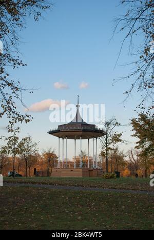 Structure traditionnelle du pavillon nature Natural Trees Gardens Park Kensington Gardens Hyde Park Londres W2 Banque D'Images