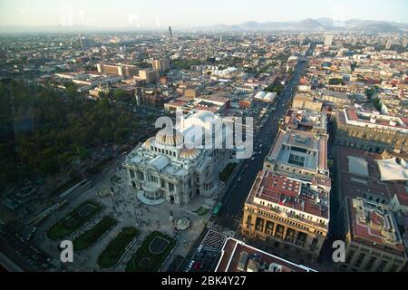 Mexico, CDMX, Mexique - 2019: Le Palacio de Bellas Artes (Palais des Beaux-Arts) et le parc central Alameda vu de la Torre Latinoamericana. Banque D'Images