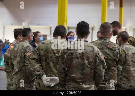 Les dirigeants et les officiers de peloton se mêle avec le personnel de la Food Lifeline Covid-19 Response Food Bank à Seattle le 1er mai 2020. Food Lifeline, avec l'aide de l'Armée de Washington et de la Garde nationale de l'Armée de l'Air, a créé une banque alimentaire supplémentaire de 160 000 pieds carrés en réponse à l'augmentation de la demande de secours alimentaire dans la région en raison de la pandémie de COVID-19. Banque D'Images