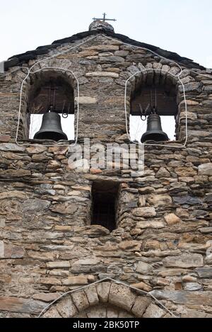 Prats, Canillo, Andorre : 01 mai 2020 : Rainy jour dans l'église de la ville de Prats appelée Sant Miguel de Prats, à Canillo, Andorre. Banque D'Images