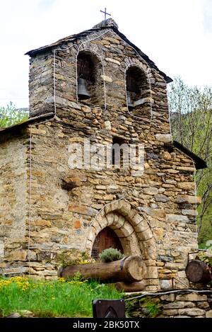 Prats, Canillo, Andorre : 01 mai 2020 : Rainy jour dans l'église de la ville de Prats appelée Sant Miguel de Prats, à Canillo, Andorre. Banque D'Images