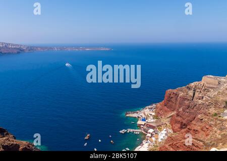 Vue sur la mer de Fira, la capitale de l'île de Santorin en Grèce Banque D'Images