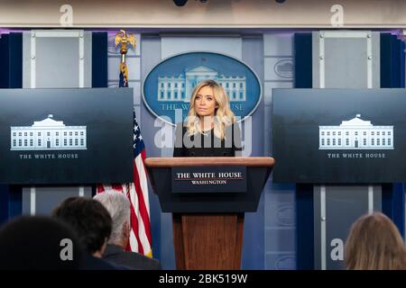 Washington, États-Unis d'Amérique. 01 mai 2020. Washington, États-Unis d'Amérique. 01 mai 2020. La secrétaire à la presse de la Maison Blanche, Kayleigh McEnany, tient sa première séance d'information dans la salle d'information de la Maison Blanche le 1er mai 2020 à Washington, DC. McEnany est le quatrième secrétaire de presse de la Maison-Blanche Donald atout et c'est le premier exposé de presse en plus d'un an. Crédit: Joyce Boghosian/Maison Blanche photo/Alay Live News Banque D'Images